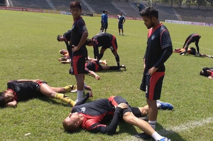 Pemain Persegres melakukan peregangan seusai latihan di Stadion Petrokimia, Sabtu (15/10/2016)