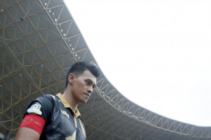 Lerby Eliandry memasuki Stadion Patriot, Bekasi, sebelum Borneo FC melawan Persija Jakarta pada laga lanjutan Liga 1, 16 Juli 2017.