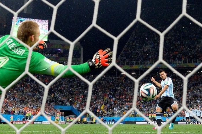 Jasper Cillessen gagal menghalau penalti Sergio Aguero saat Belanda melawan Argentina pada semifinal Piala Dunia 2014 di Corinthians Arena, Sao Paulo, 9 Juli 2014.