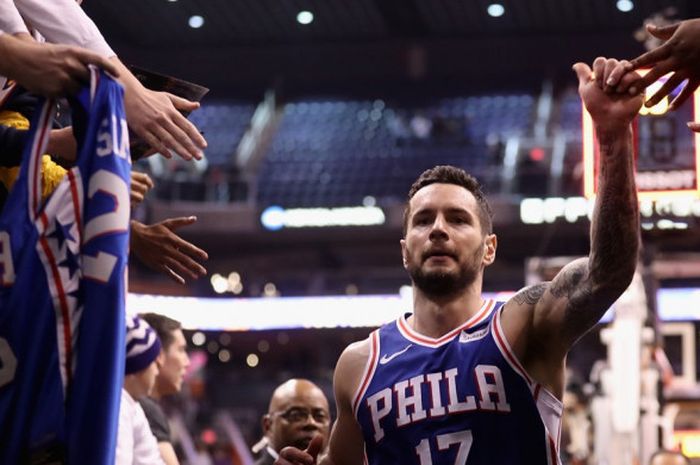 Shooting guard Philadelphia 76ers, JJ Redick (#17) melakukan tos dengan para fans saat meninggalkan lapangan Talking Stick Resort Arena di Phoenix, Arizona, Amerika Serikat (AS), yang menjadi venue pertandingan lanjutan musim reguler NBA 2017-2018 melawan Phoenix Suns, 31 Desember 2017.