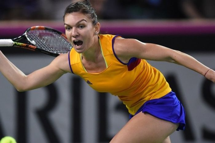 Petenis Rumania, Simona Halep, mengembalikan bola dari petenis Ceko, Petra Kvitova, pada babak pertama Piala Federasi Grup Dunia di Cluj Napoca, Minggu (7/2/2016).