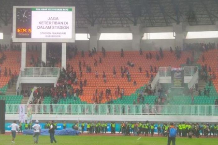 Tawuran yang melibatkan suporter DKI Jakarta dan Jawa Barat terjadi di Stadion Pakansari, Cibinong, Jawa Barat, Minggu (18/9/2016).