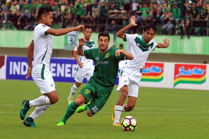  Robertino Pugliara mendapat kawalan ketat dari M Roby dan Amarzukih (kanan) pada laga Persebaya vs PSMS di Stadion Manahan, Sabtu (3/2/2018).  