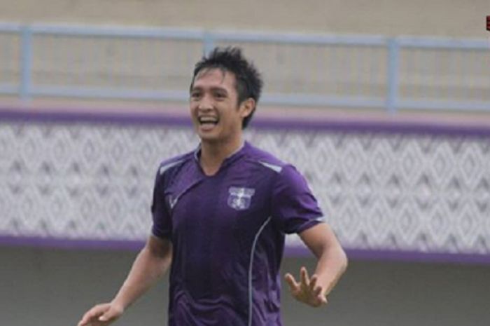 Penyerang Persita, Kito Chandra seusai mencetak satu gol ke gawang Bhayangkara FC pada uji coba di S