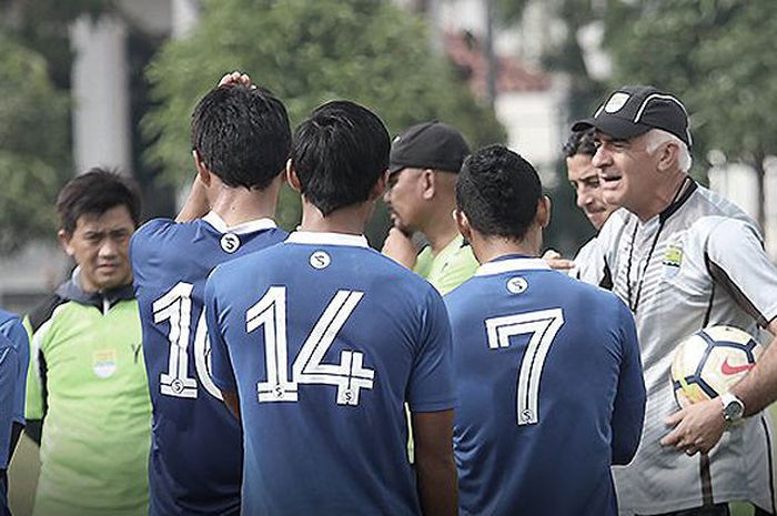 Pelatih Persib Bandung, Roberto Carlos Mario Gomez, memberikan arahan kepada pemain dalam sesi latihan di Bandung.