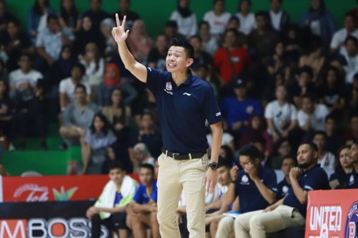 Pelatih Satria Muda Pertamina, Youbel Sondakh, memberikan arahan kepada para pemainnya saat laga final kedua Indonesian Basketball League (IBL) 2017-2018, di GOR Soemantri Brodjonegoro, Jakarta, Sabtu (21/4/2018). 