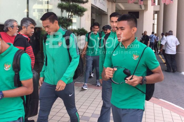 Suasana pemain timnas Indonesia saat keluar Hotel  Royal Chulan pada Kamis (24/8/2017).