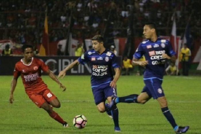 Penyerang sayap PSM Makassar, Ridwan Tawainella (kiri) harus ditarik keluar lapangan pada menit 32 di laga kontra Arema FC di Stadion Andi Mattalatta, Rabu (10/5/2017). 