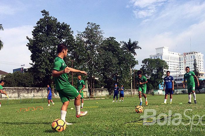 Para pemain PSMS Medan sedang mengikuti latihan di Stadion Kebun Bunga, Kota Medan.