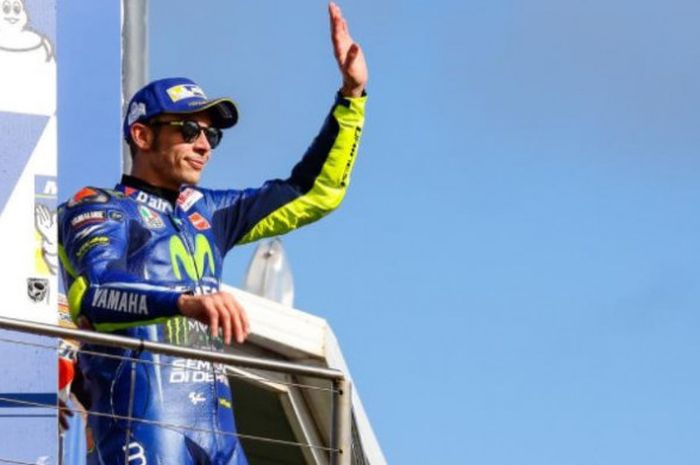  Valentino Rossi saat naik podium kedua pada balapan MotoGP Australia, Minggu (22/10/2017). 