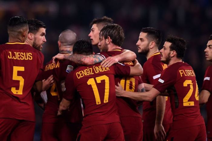 Para pemain AS Roma merayakan gol Daniele De Rossi ke gawang Torino pada pertandingan pekan ke-28 Serie A di Stadion Olimpico, Jumat (9/3/2018).  