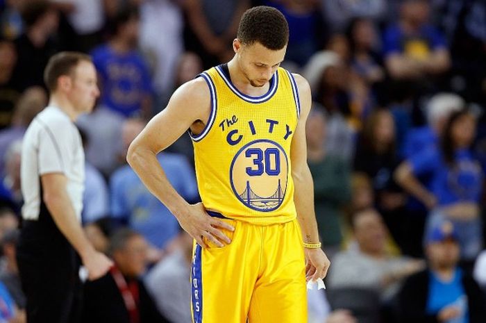 Point guard Golden State Warriors, Stephen Curry, tertunduk lesu saat timnya kalah dari Minnesota Timberwolves di ORACLE Arena, April 2016.