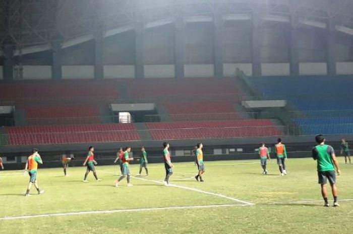 Tim nasional Indonesia menggelar latihan di Stadion Patriot, Bekasi, Jawa Barat, Kamis (31/8/2017).