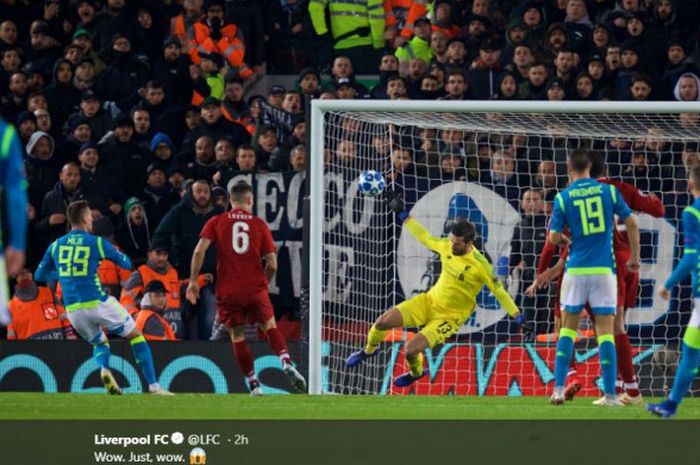 Kiper Liverpool, Alisson Becker, melakukan penyelamatan di menit ke-90+2 dalam laga melawan Napoli pada matchday keenam Liga Champions, Selasa (11/12/2018)