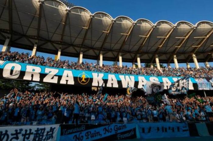 Fan Kawasaki Frontale yang memadati Todoroki Athletics Stadium.