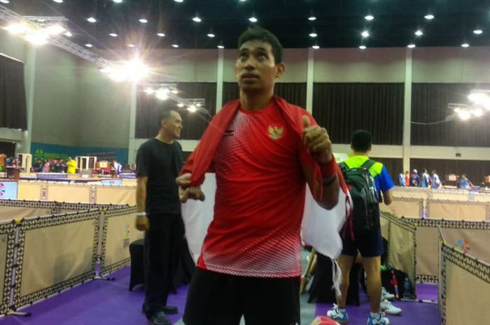 Atlet tenis meja disabilitas andalan Indonesia, David Jacobs, seusai meraih medali emas Asian Para Games 2018, pada Selasa (9/10/2018).