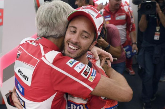  General Manager Ducati Corse, Luigi Dall'Igna, memeluk pebalap Andrea Dovizioso (kanan) setelah mem