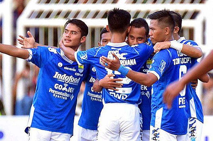 Pemain Persib Bandung merayakan gol yang dicetak Atep saat melawan PSKC Kota Cimahi dalam laga 128 besar Piala Presiden 2018 di Stadion Wiradadaha, Kota Tasikmalaya, Rabu (15/8/2018).