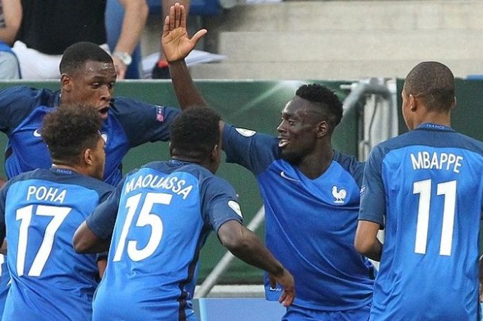 Penyerang Prancis U-19, Jean-Kevin Augustin, merayakan gol bersama rekan-rekannya saat melawan Italia U-19, pada laga final Piala Eropa U-19 2016 di Sinsheim, Jerman, Minggu (24/7/2016) waktu setempat.