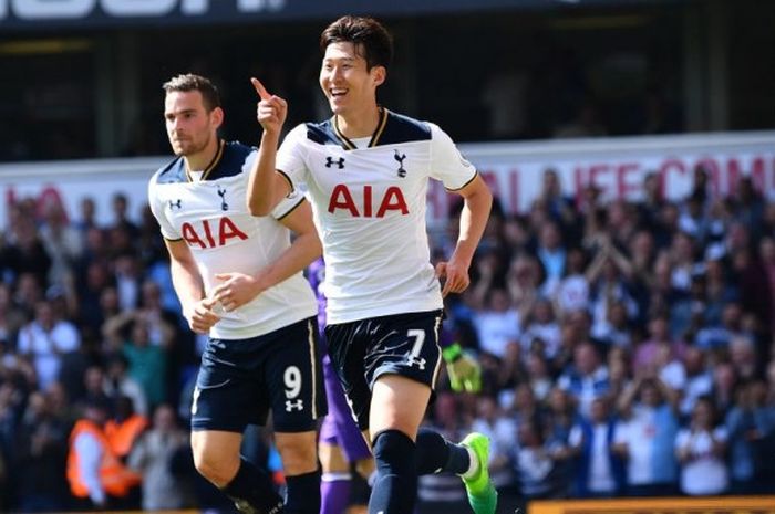 Pemain Tottenham Hotspur, Son Heung-min, merayakan golnya ke gawang Watfprd dalam partai Liga Inggris di White Hart Lane, Sabtu (8/4/2017)