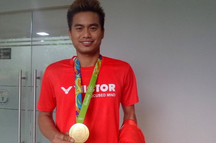 Pebulu tangkis spesialis ganda campuran, Tontowi Ahmad, berfoto dengan medali emas Olimpiade yang diraihnya bersama Liliyana Natsir pada Olimpiade Rio 2016 di Pelatnas PBSI, Cipayung, Jakarta Timur, Rabu (24/8/2016).