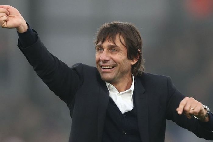 Aksi selebrasi pelatih Chelsea, Antonio Conte, setelah timnya menang dalam laga Premier League di kandang Crystal Palace, Selhurst Park, London, 17 Desember 2016.