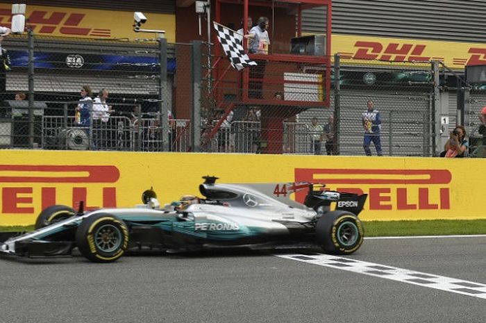 Pebalap Mercedes asal Inggris, Lewis Hamilton, memacu mobil pada balapan GP Belgia yang berlangsung di Sirkuit Spa-Francorchamps, Minggu (27/8/2017).