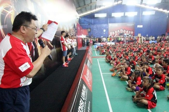 Salah satu legenda bulu tangkis Indonesia, Lius Pongoh, memberi semangat kepada peserta Audisi Umum Djarum Beasiswa Bulu Tangkis di Manado, Sabtu (6/5/2017).