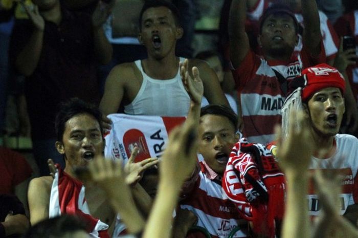 Suporter Madura United saat memberikan dukungan ke tim idolanya di Stadion Gelora Bangkalan.