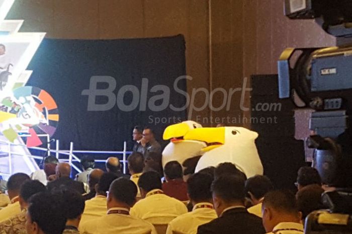 Maskot Asian Para Games 2018, Momo datang menghadiri acara Chefs de mission Seminar di Hotel Sultan, Senayan, Jakarta, pada Rabu, (11/4/2018).