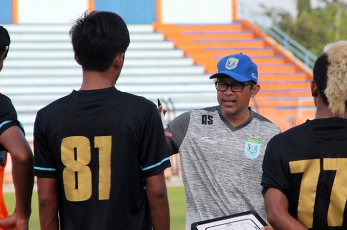 Aji Santoso saat memimpin latihan Persela di Stadion Surajaya Lamongan, Selasa (10/4/2018). 