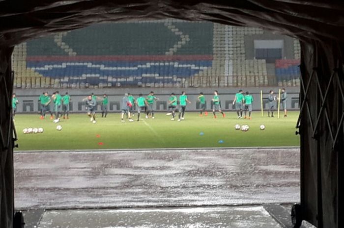 Suasana latihan perdana timnas U-23 Indonesia di Stadion Wibawa Mukti, Cikarang, Kab Bekasi, Selasa (14/11/2017) sore. 