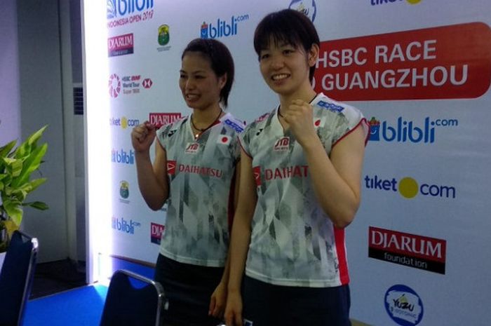 Pasangan ganda putri Jepang, Yuki Fukushima (kiri)/Sayaka Hirota, berpose pada sesi konferensi pers seusai menjuarai Blibli Indonesia Open 2018, di Istora Senayan, Jakarta, Minggu (8/7/2018).