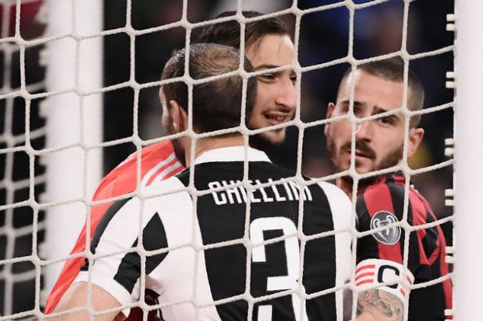  Aksi Giorgio Chiellini dan Gianluigi Donnaruma saat laga Juventus Vs AC Milan di Allianz Stadium, pada Sabtu (31/3/2018) atau Minggu dini hari WIB. 