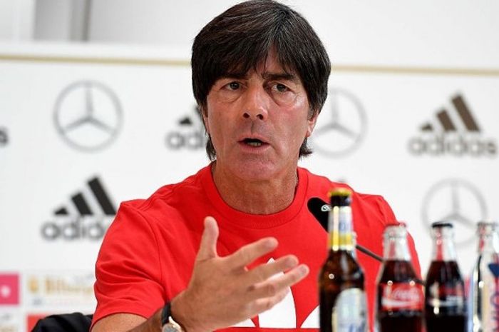  Pelatih Jerman, Joachim Loew, berbicara kepada media dalam sesi jumpa pers menjelang duel Kualifikasi Piala Dunia 2018 lawan Republik Ceska di Hamburg, 7 Oktober 2016. 