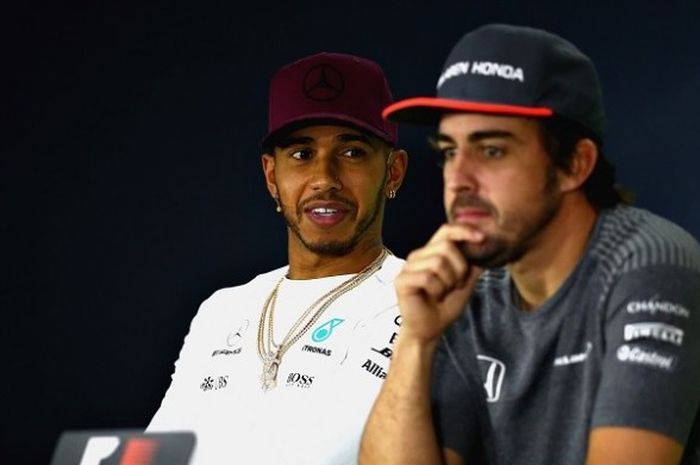 Pebalap Mercedes asal Inggris, Lewis Hamilton (kiri) dan Fernando Alonso (McLaren) bereaksi pada konferensi pers jelang GP Kanada di Sirkuit Gilles-Villeneuve, Montreal, Kamis (8/6/2017).