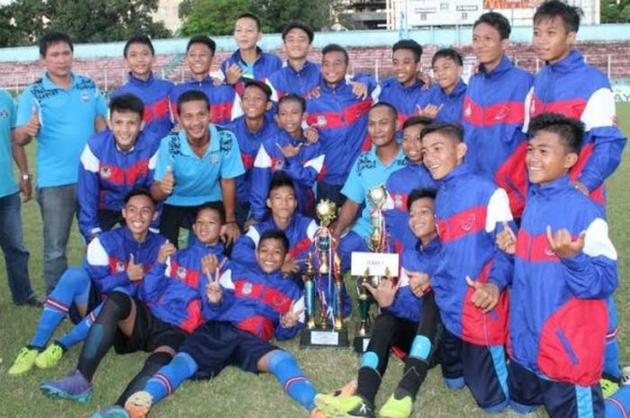 Suka cita para pemain, pelatih, dan ofisial tim PPLPD Manado seusai menjuarai Liga Pelajar U-16 Piala Menpora 2017 regional Manado di Stadion Klabat, Manado pada Minggu (30/4/2017). 
