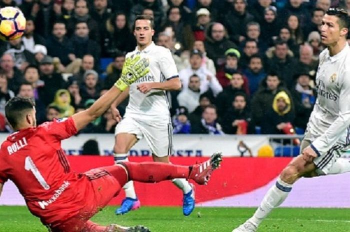 Cristiano Ronaldo menaklukkan kiper Geronimo Rulli ketika Real Madrid menjamu Real Sociedad di Santiago Bernabeu pada lanjutan La Liga, Minggu (29/1/2017). 