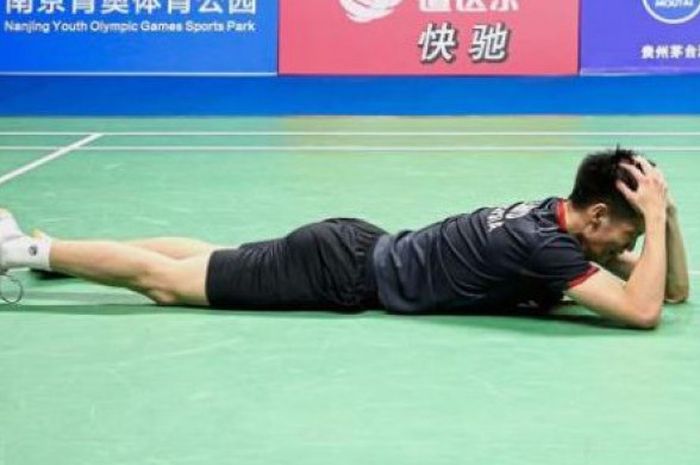 Ekspresi tunggal putra Malaysia, Daren Liew, saat terjatuh pada pertandingan perempat final  Kejuara