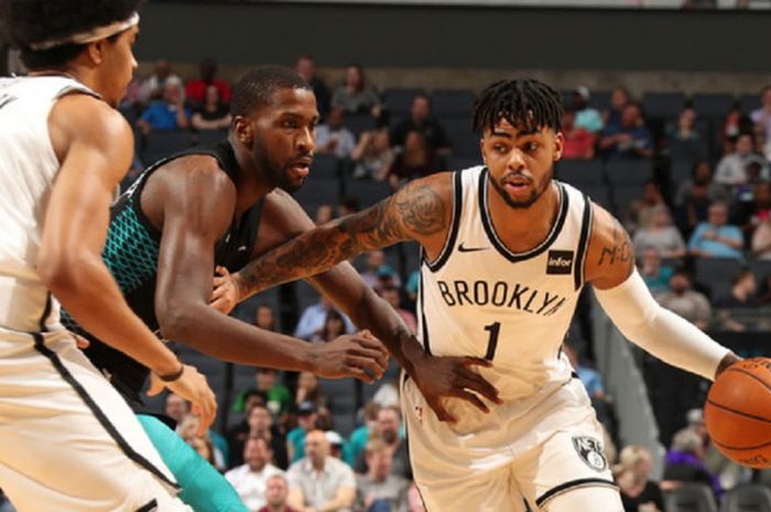 Point guard Brooklyn Nets, D'Angelo Russell, berupaya melewati penjagaan pemain Charlotte Hornets sa