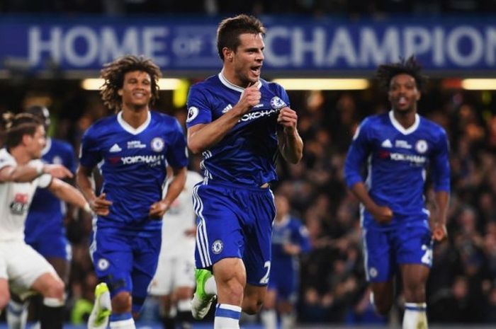 Pemain Chelsea, Cesar Azpilicueta, merayakan gol yang dia cetak ke gawang Watford dalam laga Premier League di Stadion Stamford Bridge, London, Inggris, pada 15 Mei 2017.