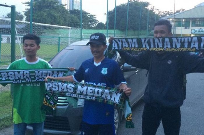Pelatih Djadjang Nurdjaman (tengah) ber pendukung PSMS Medan di Stadion Kebun Bunga, Kota Medan, Sabtu (23/9/2017). sama para para
