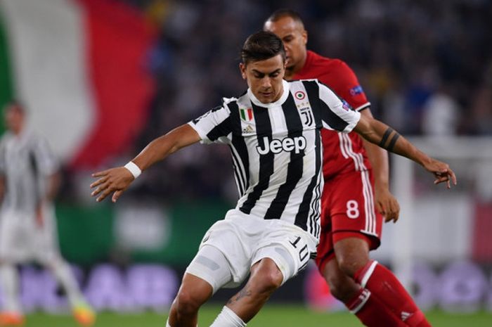 Striker Juventus, Paulo Dybala, beraksi dalam laga Grup D Liga Champions kontra Olympiacos di Juventus Stadium, Turin, Italia, pada 27 September 2017.