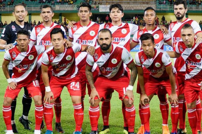 Bek tengah Achmad Jufriyanto (tiga dari kanan, belakang) bersama pemain Kuala Lumpur FA jelang laga kontra tuan rumah Kedah FA pada pekan ke-16 Liga Super Malaysia 2018 di Stadion Darul Aman, Alor Setar, 20 Juni 2018. 