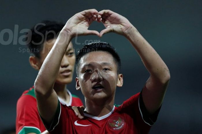 Selebrasi pemain tim nasional U-19 Indonesia, Syahrian Abimanyu, seusai mencetak gol ke gawang Thailand,  dalam laga persahabatan di Stadion Wibawa Mukti, Cikarang, Minggu (8/10/2017). 