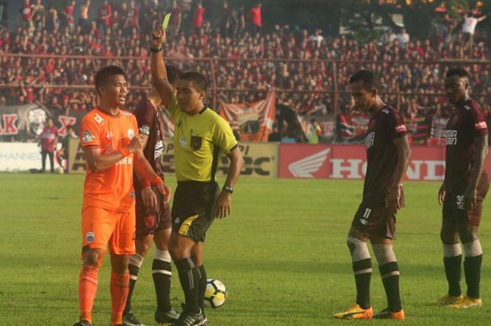 Gelandang Persija Jakarta, Sandi Darma Sute mendapat kartu kuning dari wasit saat laga kontra PSM Makassar di Stadion Mattoanging, Jumat (16/11/2018).