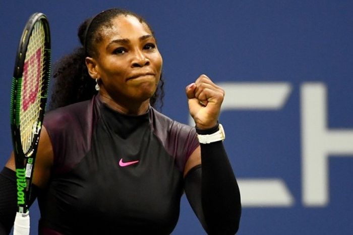 Petenis Amerika Serikat, Serena Williams, merayakan kemenangan atas petenis Rumania, Simona Halep, pada babak perempat final AS Terbuka di USTA Billie Jean King National Tennis Center, Rabu (7/9/2016).