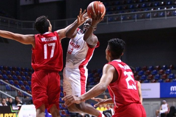 Power forward Bank BJB Garuda Bandung, Sherrard Brantley (jersey putih, #22), berupaya melakukan lay-up seraya dijaga dua pemain Pasific Caesar Surabaya, M Wicaksono Hardian (#17) dan Muhammad Wardana (#25) pada pertandingan pertama Seri II Indonesian Basketball League (IBL) Pertalite 2017 di BritAma Arena Mahaka Square, Kelapa Gading, Jakarta Utara, Sabtu (4/2/2017). Garuda menang 91-75.