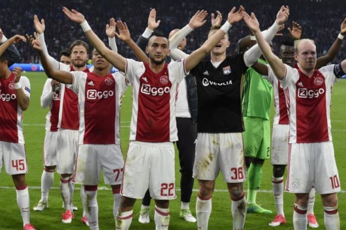 Para pemain Ajax Amsterdam merayakan kemenangan mereka atas Olympique Lyon pada semifinal Liga Europa di Amsterdam Arena, 3 Mei 2017.