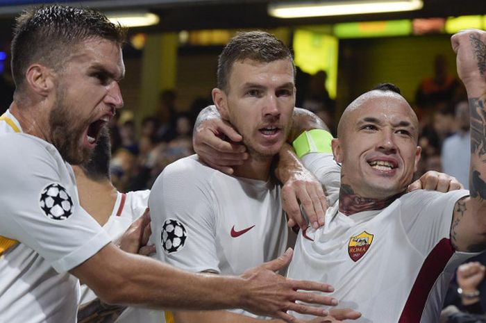   Radja Nainggolan (kanan) merayakan gol Edin Dzeko (tengah) bersama Kevin Strootman (kiri). AS Roma berhasil bawa pulang satu poin setelah menahan imbang Chelsea dengan skor 1-1.  